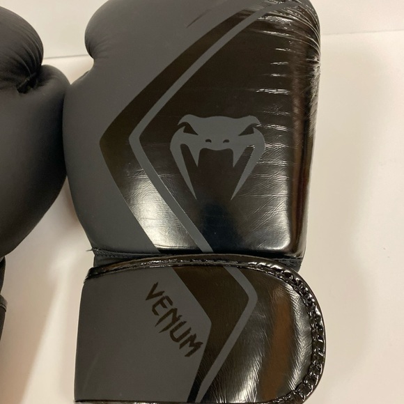 Venum Black Boxing Gloves - Picture 4 of 9